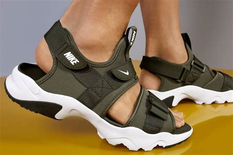 NIKE Sandalen Damen 